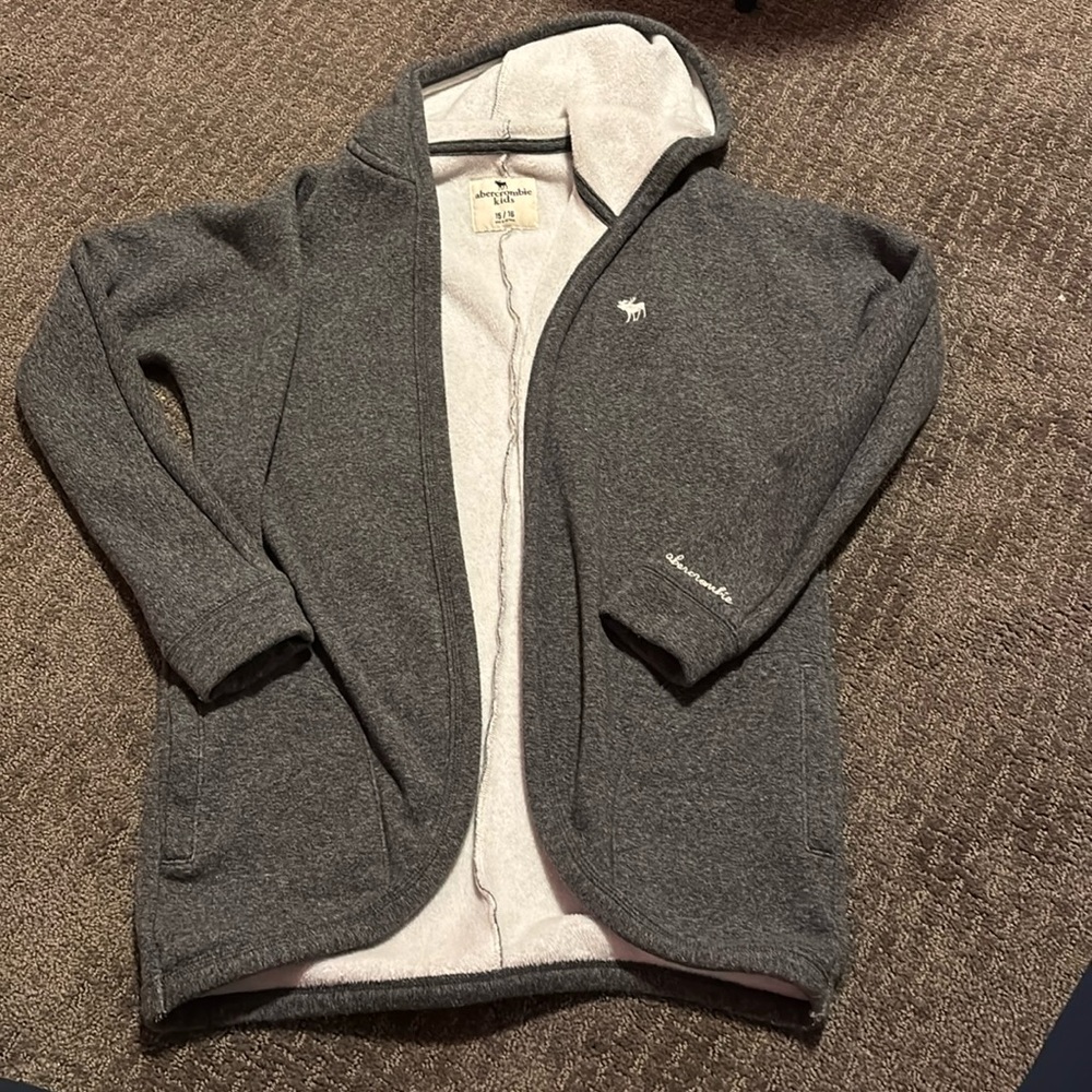 Abercrombie kids flyaway sweatshirt 
Size 15/16